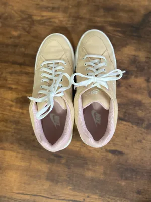 Nike Women’s Low-Top Suede Sneakers in Beige with Pink Lining thumbnail 4