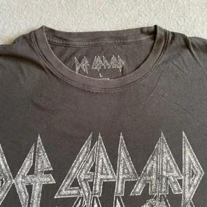 Def Leppard Rock Band Retro Tee Women’s Size Large Graphic Print thumbnail 3