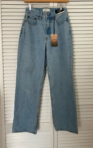 Abercrombie The Loose High Rise Curve Love Jeans Short thumbnail 1