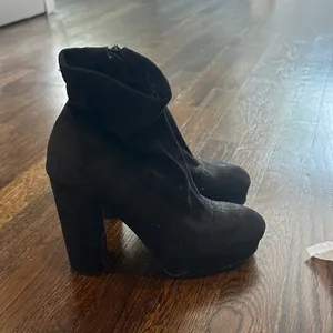 Women’s Black Boots Size 7.5 thumbnail 2