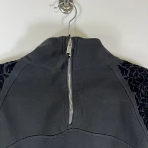 Lululemon‎ Women's Floral Flock Pullover Black Mock Neck Sweatshirt Back Size 10 thumbnail 3