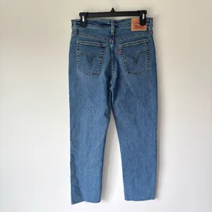 Levi’s Wedgie Straight Jeans Medium Wash Denim High Waist Raw Hem thumbnail 8