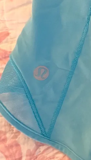 Lululemon Shorts Hotty Hot 2.5" Low-Rise thumbnail 4