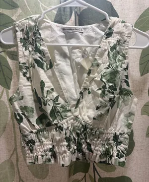 Abercrombie & Fitch Cream Floral V-Neck Cropped Top thumbnail 1