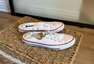Women’s Converse Size 7 thumbnail 1