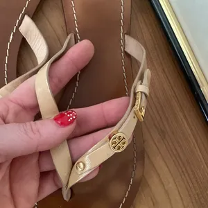 Tory Burch Leather Flip Flops Size 9 Gold Buckle Logo Hardware Tan Straps thumbnail 5