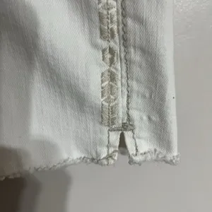 Ariat Women's White High Rise‎ Boyfriend 5" Shorts Size 32R Embroidered thumbnail 4
