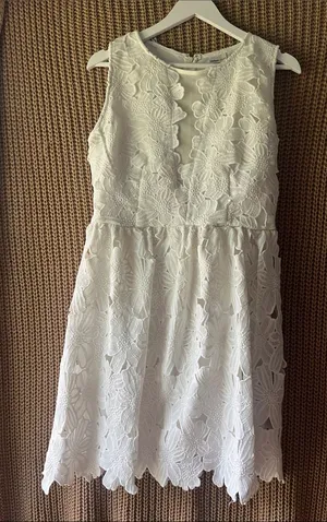 Urban Girl Nites White Floral Lace Sleeveless Midi Dress with Scalloped Hem thumbnail 1