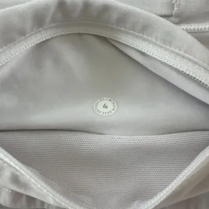 Lululemon White Speed Up Shorts 2.5" Low-Rise size 4 good condition! thumbnail 3
