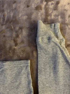 Forever 21 Oversized Ribbed Henley Crop Top Women’s Size M Gray thumbnail 4