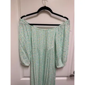 Billabong Mint Green Daisy Floral Smocked Off Shoulder Maxi Dress NWT Size Large thumbnail 4