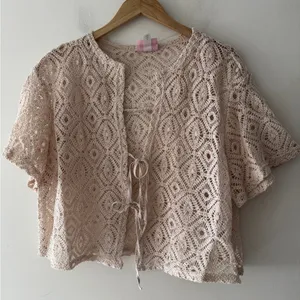 Future‎ Collective Alani Noelle Short Sleeve Tie Front Crochet Lace Stunning thumbnail 2