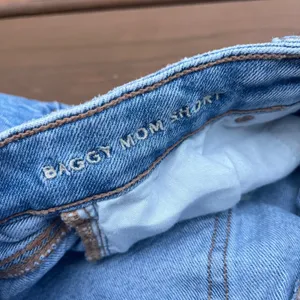 American Eagle Jean Shorts Baggy‎ Mom Short Distressed Cutoff Blue Denim Size 0 thumbnail 3