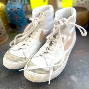 Women’s Nike Blazers ‘77 White and Pink High-Top Sneakers Vintage Classic Sz9 thumbnail 1