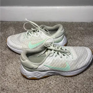 Nike Women’s Renew sneakers Women’s 6 Mint and White running thumbnail 2