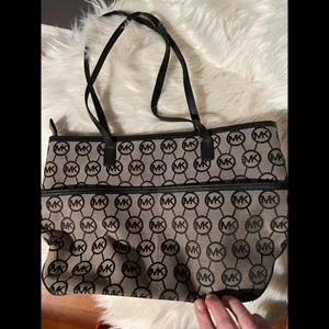 Michael Kors Signature Tote Bag – Stylish & Spacious thumbnail 9
