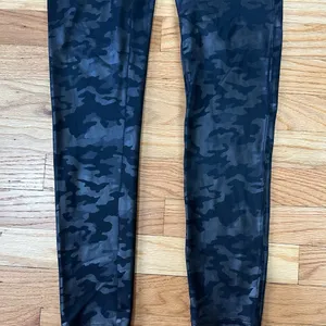 SPANX Faux Leather Glossy Camo Matte Black shaping slimming Leggings Sz L thumbnail 4