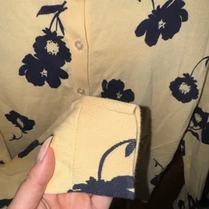 Ann Taylor Cream and Navy Floral Cardigan thumbnail 4
