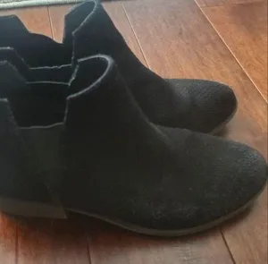 Black suade short boots size 9.5 women's by Vintage Crown in great shape 1 inch thumbnail 1