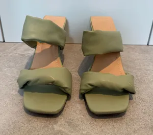 Women's Green Strappy Slide Heels Size 5.5 thumbnail 1