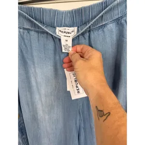 For The Republic Chambray Size M Wide Leg Side Button Frayed Hem Ankle thumbnail 9