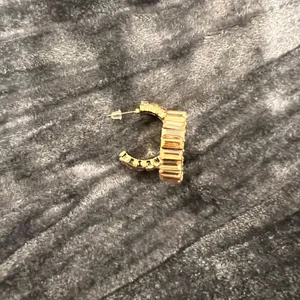 Elegant Gold Hoop Earrings thumbnail 2