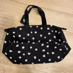 Alice + Olivia Women’s Daisy Print Duffel Weekender Bag thumbnail 3
