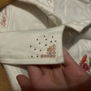 Kikit Jeans Jacket Womens Size Small White Floral Embroidered Cropped Denim thumbnail 2