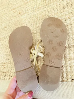 Tory Burch Gold Leather Thong Sandals Logo Medallion Brazil Women’s Size 6.5 thumbnail 4