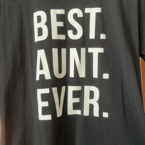 Large black t shirt with Best Aunt Ever on front. Short sleeves thumbnail 2