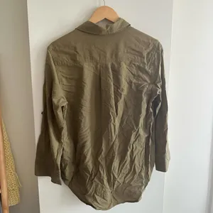 Alice + Olivia Base Olive Green Button Down Shirt Size Medium thumbnail 7