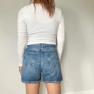 Abercrombie & Fitch Ivory keyhole ruched crop top thumbnail 3