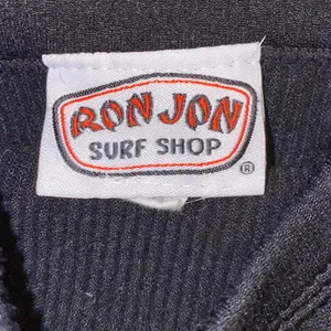 NWOT!! Ron Jon Surf Shop Black & Gray Badge Ribbed Crop Top Size Small thumbnail 5
