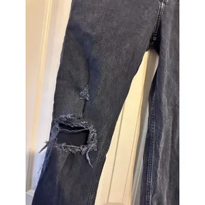 Abercrombie & Fitch High‎ Rise Mom Jeans Distressed Ripped Black Wash 28/6 thumbnail 4