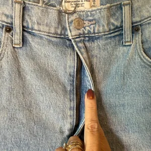 Abercrombie & Fitch The 90s Straight Ultra High Rise Light Wash‎ Jeans Size 28 thumbnail 3