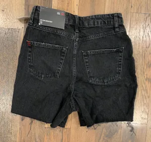 Urban Outfitters BDG NWT 90s Hi Rise Distressed Shorts Size 28 thumbnail 11