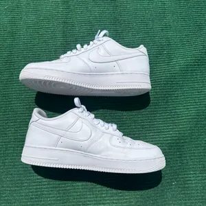 Nike Air Force 1 '07 'Triple White' Men’s Size 11 thumbnail 2