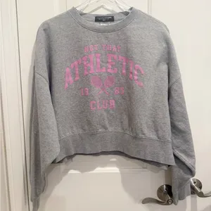 LULUSIMON STUDIO‎ Not That Athletic Club Graphic Cropped Sweatshirt in Grey Pink thumbnail 2