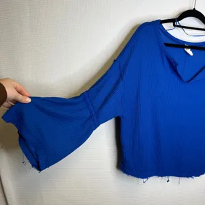 We The Free Royal Blue Waffle Knit Bell‎ Sleeve V Neck Raw Hem Top Size M thumbnail 2