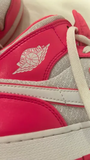 Nike Air Jordan 1 Hyper Pink thumbnail 6