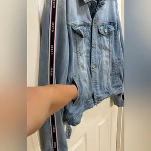 Guess Women’s Size Large Boyfriend Denim Jean Jacket With Logo Stripe Sleeves thumbnail 2