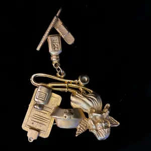 Vtg Nurse Brooch Signed Bugbee & Niles Goldtone Hat Stethoscope Thermometer Meds thumbnail 2