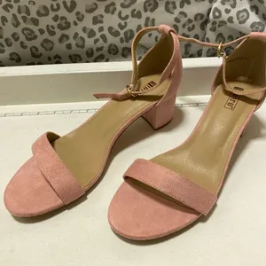 Pink heels Size 9.5 thumbnail 1