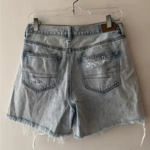American Eagle Light Wash Distressed Mom Jean Shorts Size 4‎ thumbnail 3