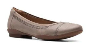 Clarks Suede Ballet Flats Taupe Comfort Slip On Round Toe Women’s 8.5M Casual thumbnail 1