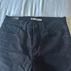 $98 Levi's Women's Premium 724 High Rise Straight Crop Jeans - Size 28 - Black thumbnail 9