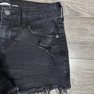 Old Navy Boyfriend Black Distressed‎ Denim Shorts Raw Hem Womens Size 0 Mid Rise thumbnail 2