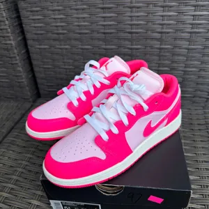 Air Jordan 1 Low GS Pink Foam Hyper Pink 5.5Y/7W thumbnail 2