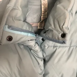 Alo Yoga Gold Rush Puffer Chalk Blue M thumbnail 8