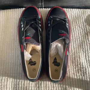 NEW🎉 African Pride Canvas Sneakers with Red & Green Accents Size 40/9 US thumbnail 10